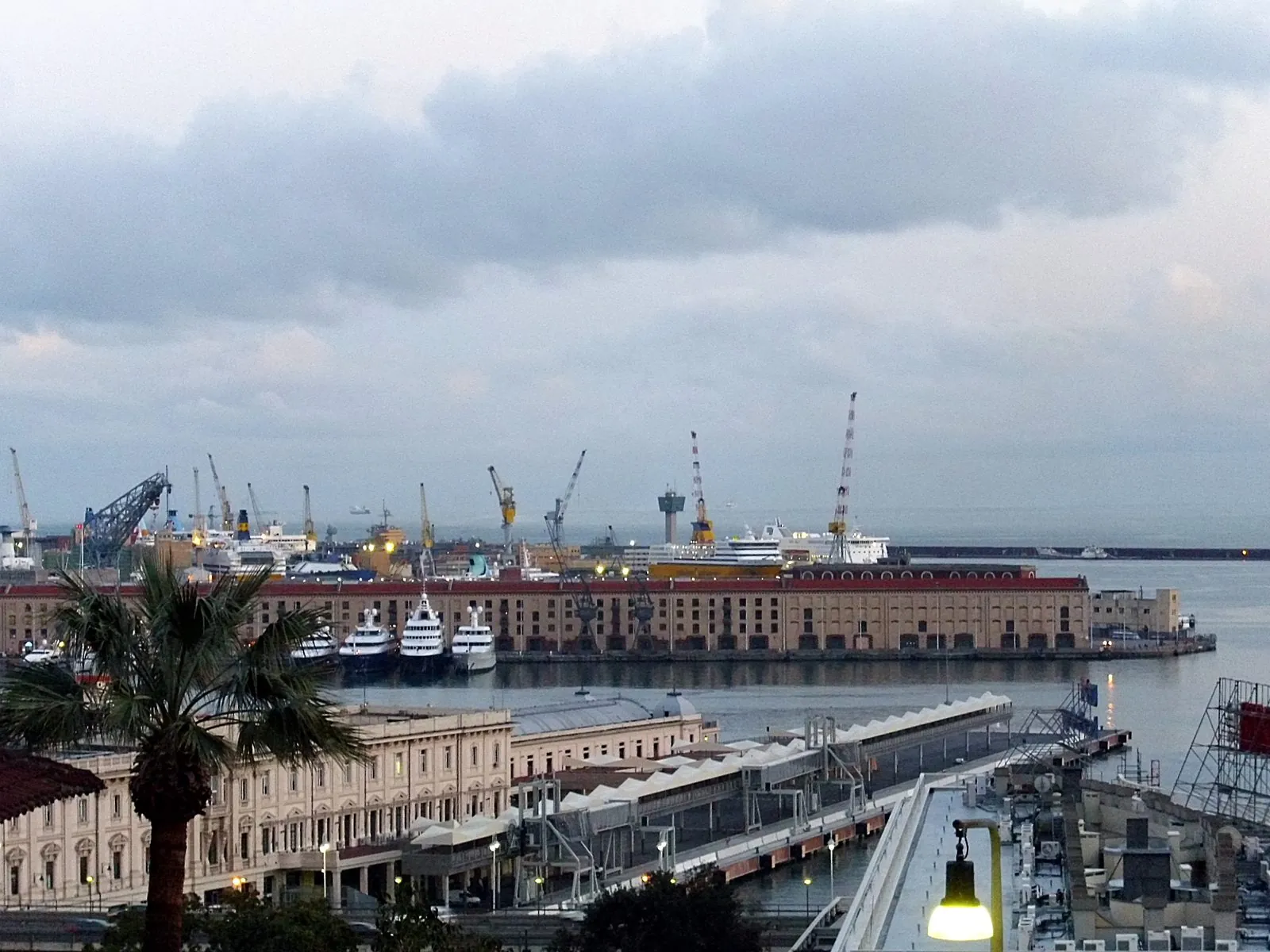 Magazzini del Cotone — área logística histórica del puerto de Génova